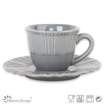 Taza y platillo de cerámica gris claro